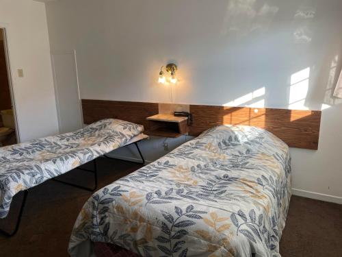 Una cama o camas en una habitación de Norfolk Motel