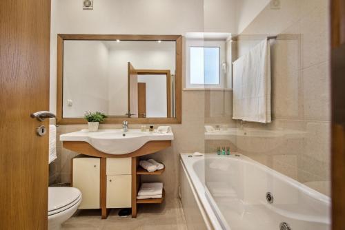 Koupelna v ubytování Luxurious First Floor Apartment Sleeps 4