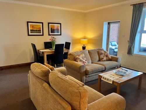 sala de estar con sofá y mesa en Beach View Apartment - Seafront Luxury Property, Bridlington en Bridlington
