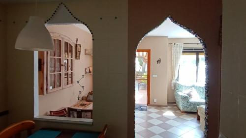 een hal met een boog naar een woonkamer bij Bungalow con encanto, 100m2, a 800 m de la playa in El Campello