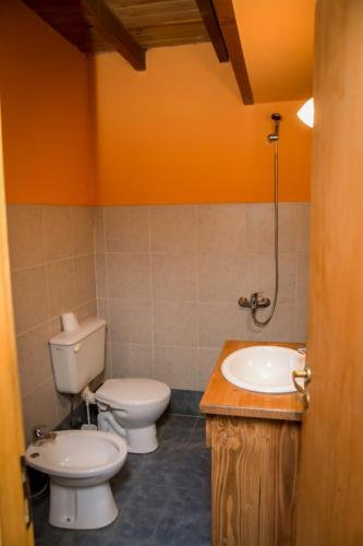 La salle de bains est pourvue de toilettes et d'un lavabo. dans l'établissement Espacio Pueblo, à San Carlos de Bariloche