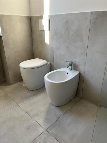 a bathroom with a toilet and a bidet at Casa di TAta 2 in Trezzo sullʼAdda