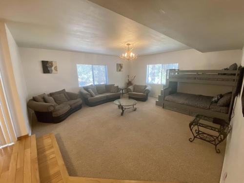 Χώρος καθιστικού στο Quail Run Cabin 4,000 Sq.Ft Largest & Most Beautiful House On The Mountain