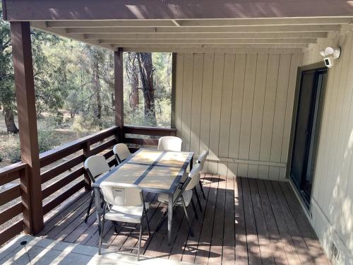 Μπαλκόνι ή βεράντα στο Quail Run Cabin 4,000 Sq.Ft Largest & Most Beautiful House On The Mountain