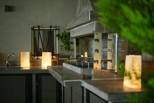 イラクリオン・タウンにあるDamona Luxury Homeのコンロとカウンタートップのあるキッチン