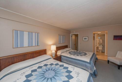 ein Schlafzimmer mit zwei Betten und einem Stuhl in der Unterkunft 309B One Bedroom One Bath in Oakland