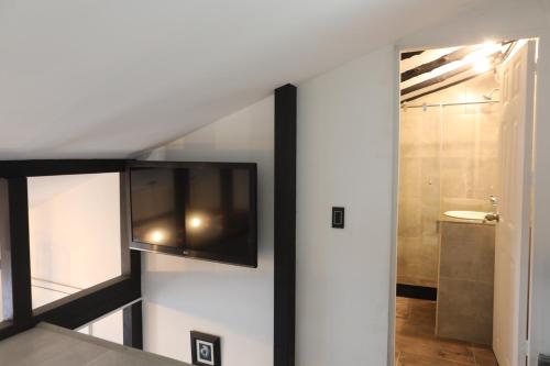 波哥大的住宿－Conjunto San Fernando，客厅的墙上配有电视