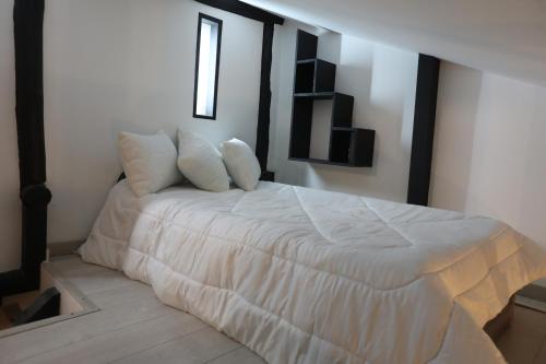1 dormitorio con 1 cama grande con sábanas blancas en Conjunto San Fernando, en Bogotá