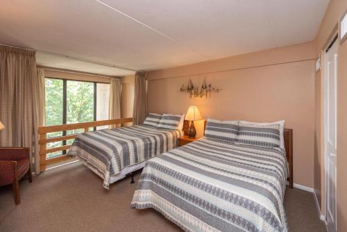 deux lits dans une chambre avec une fenêtre dans l'établissement 512G Two Bedroom One Bath, à Oakland