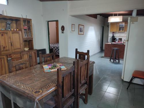een eetkamer met een houten tafel en stoelen bij La Bohemia in Las Compuertas