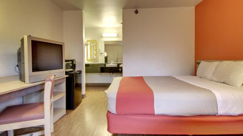 Televisyen dan/atau pusat hiburan di Motel 6-Des Moines, IA - North