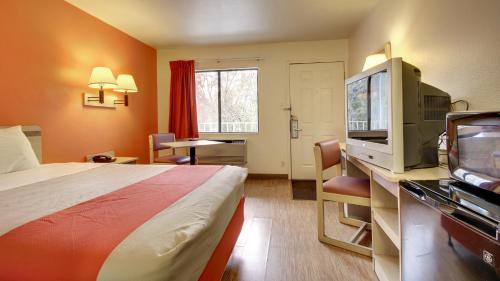 Katil atau katil-katil dalam bilik di Motel 6-Des Moines, IA - North