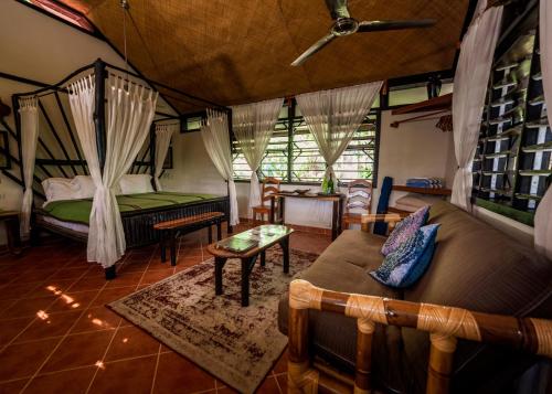 Zimmer mit einem Bett, einem Sofa und einem Tisch in der Unterkunft Table Rock Lodge in Cristo Rey