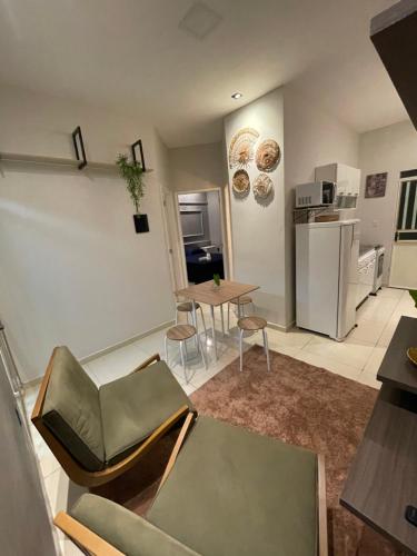 een woonkamer met een bank en een tafel en een keuken bij Condomínio tranquilo in Boa Vista