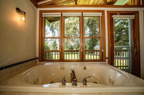 Et badeværelse på Luxury Riverside Estate - 3BR Home or 1BR Cottage or BOTH - Sleeps 14 - Swim, fish, relax, refresh