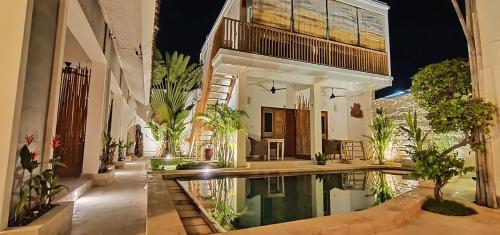吉利特拉旺安的住宿－戈林巴納納酒店，大楼前带游泳池的房子