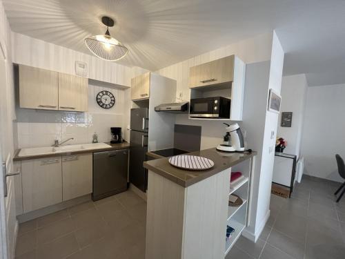 Photo de la galerie de l'établissement Confortable T3 au centre d'Arcachon, près de la plage, PKG sécurisé, WiFi, tout à pied - FR-1-374-192, à Arcachon