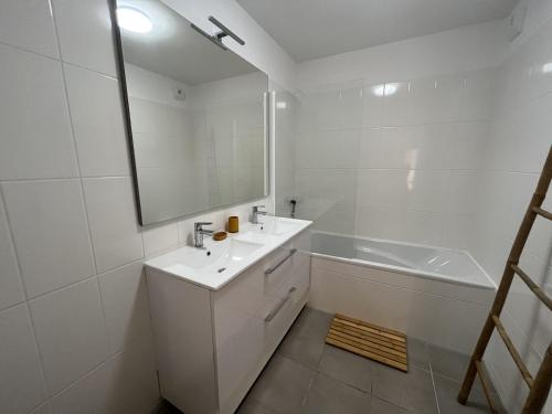 Photo de la galerie de l'établissement Confortable T3 au centre d'Arcachon, près de la plage, PKG sécurisé, WiFi, tout à pied - FR-1-374-192, à Arcachon