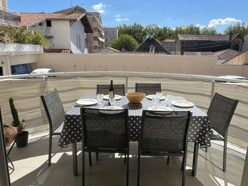 Photo de la galerie de l'établissement T3 en centre d'Arcachon, 2 min plage, 5 min gare, balcon, parking sécurisé, WIFI, ménage inclus - FR-1-374-193, à Arcachon