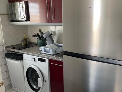 une cuisine avec un réfrigérateur et une machine à laver dans l'établissement Appartement 2 à 4 pers, vue port Crouesty - Wi-Fi, Parking - FR-1-639-75, à Arzon