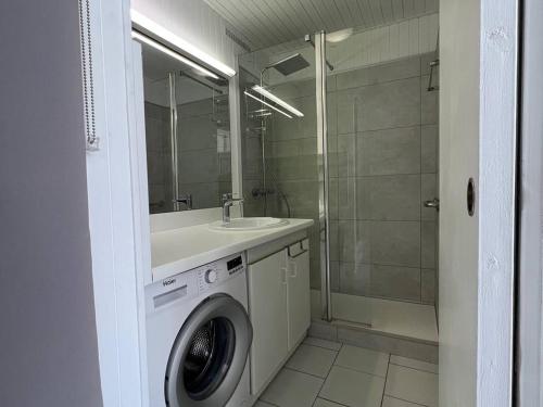 Kúpeľňa v ubytovaní Appartement Climatisé T3 avec Piscine, Proche Plage et Commerces - Le Barcarès - FR-1-81-573