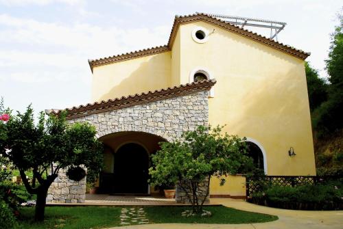 a large yellow building with a large doorway at Agriturismo L'Arca di Anna Brambilla in Belvedere Marittimo