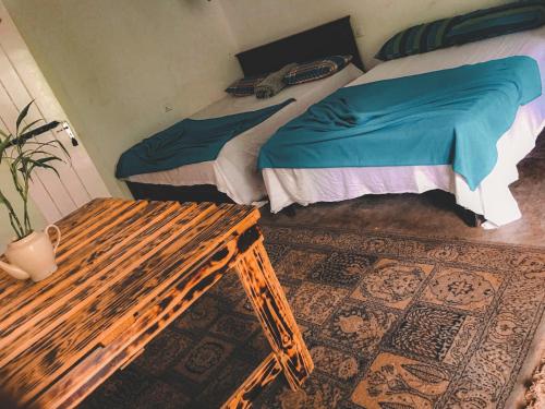 una camera con letto e panca in legno di Niwasa House a Hatton