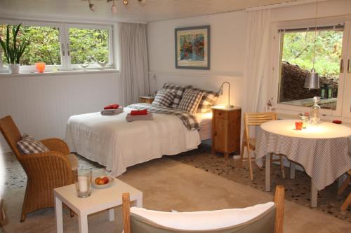 1 dormitorio con 1 cama, mesa y sillas en Ferienwohnung Hirschteich, en Westensee