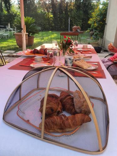 - une table avec un plateau de nourriture dans l'établissement Manoir en Crau, à Arles