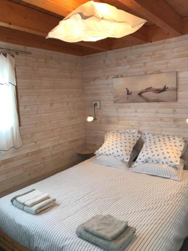 1 dormitorio con 1 cama con 2 toallas en Villa Penfret - 50 meters from the beach en Île-Tudy