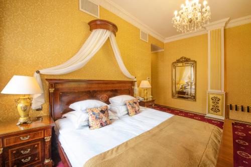 Łóżko lub łóżka w pokoju w obiekcie Bohema Boutique Hotel & Spa