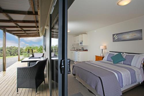 เตียงในห้องที่ Auckland Country Cottages