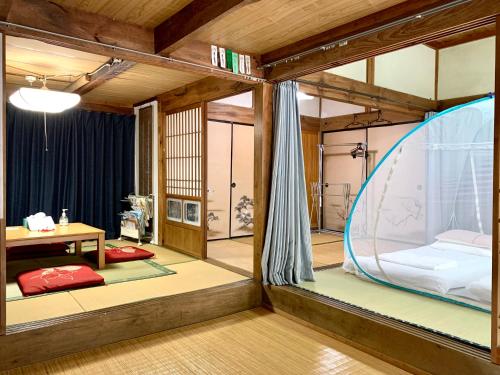 una habitación con una tienda en el medio de ella en River, Mountain Retreat at 四万十Accommodation en Mihara