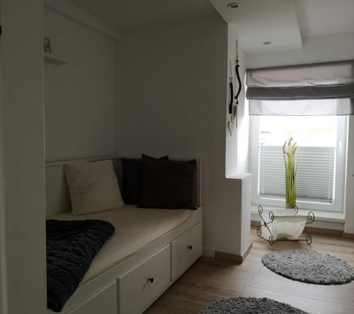 1 cama en una habitación con ventana y ventana a ciegas en Flying Dutchman - a28400 en Schönberger Strand