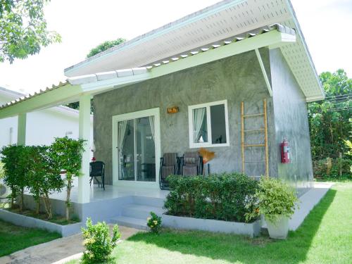 a small white house with a pergola at Enda Lanta Bungalows in Ko Lanta