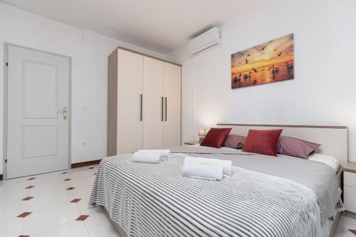 ein Schlafzimmer mit zwei Betten und einem Gemälde an der Wand in der Unterkunft Cukerina apartment with Whirpool & Sauna in Poreč