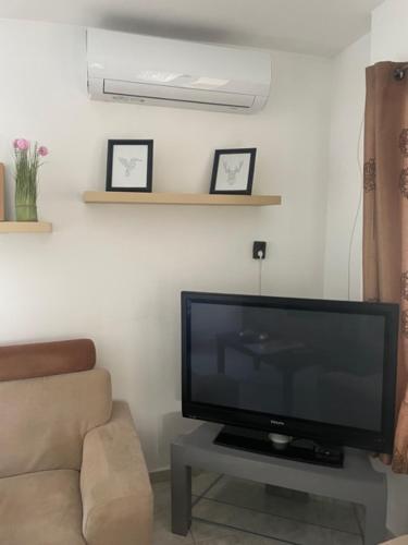 A television and/or entertainment centre at BONI Apartman