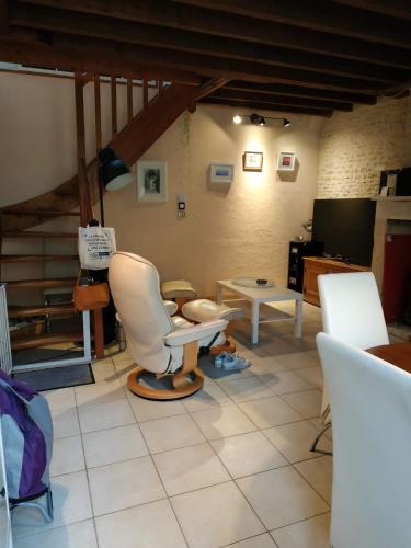 - une chambre avec des chaises et une table dans l'établissement Maison de pêcheur, à Grandcamp-Maisy