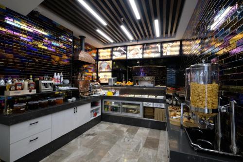 une grande cuisine avec un comptoir de nourriture dans l'établissement Celine Hotel Taxim, à Istanbul