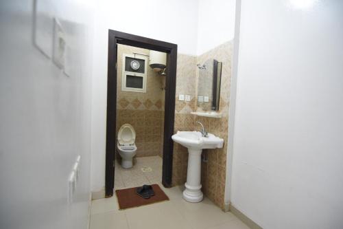 La salle de bains est pourvue d'un lavabo et de toilettes. dans l'établissement العييري للوحدات السكنية القصيم 1, à Quaniya