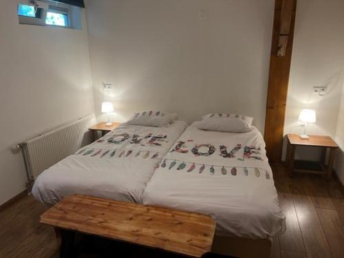 1 dormitorio con 1 cama grande con sábanas blancas en Christinahoeve Oude Deel #1, en Boskoop