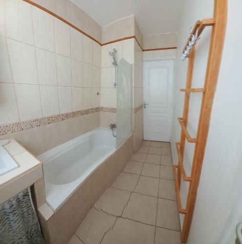 une salle de bain avec une baignoire et un lavabo dans l'établissement 