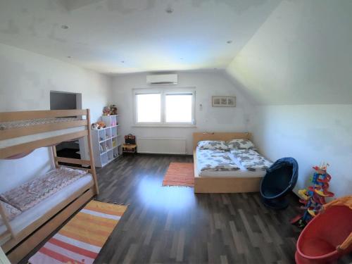 1 dormitorio con 2 literas y ventana en Ferienwohnung Pauli en Mörbisch am See