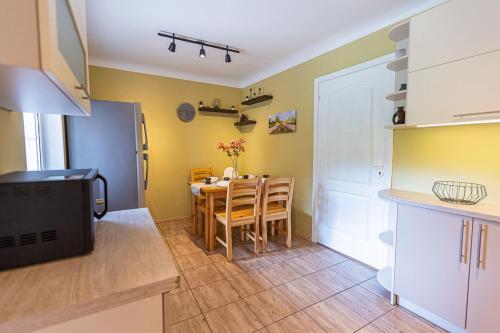 uma cozinha e sala de jantar com mesa e cadeiras em Schneider hause em Jūrmala