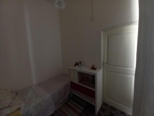 - une petite chambre avec un lit et une télévision dans l'établissement AL CONVENTO, à Scanno