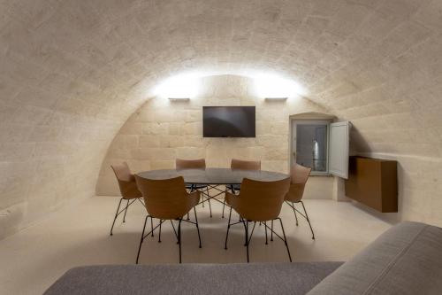 a dining room with a table and chairs at PIANELLE RESORT in Matera