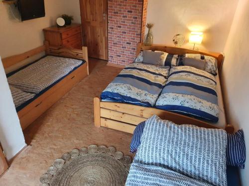 Ein Bett oder Betten in einem Zimmer der Unterkunft Chalupa Pasečná