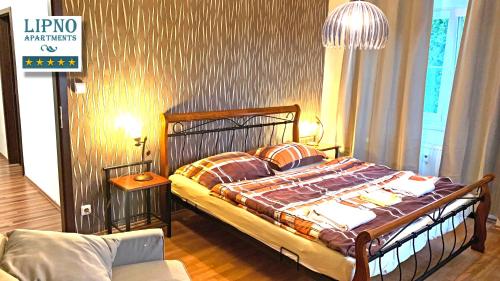 Lipno Apartments Exclusive tesisinde bir odada yatak veya yataklar