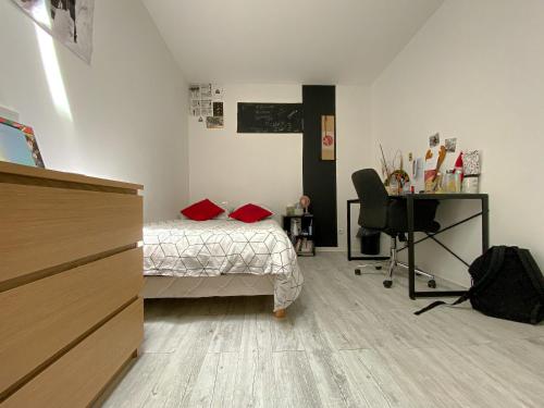 une chambre avec un lit et un bureau dans l'établissement Sweet Home, à Aimargues