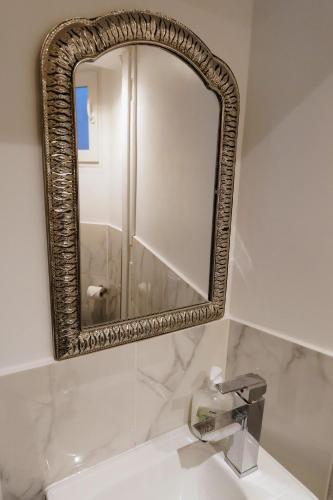 La salle de bains est pourvue d'un miroir et d'un lavabo. dans l'établissement Paris Opéra / Galeries Lafayette : charmant studio, à Paris